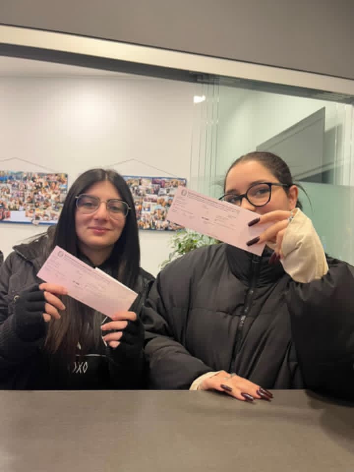 Alessia e Ilaria con la sua Pratiche insieme ottenuta con Pronto Patente