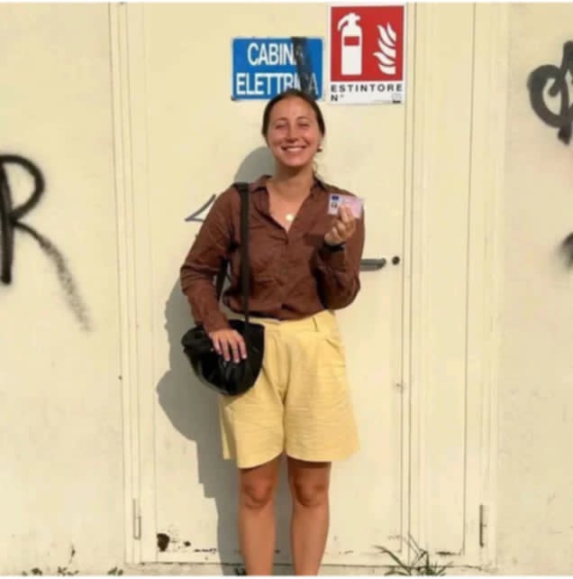 Cliente felice con la patente ottenuta grazie all'agenzia